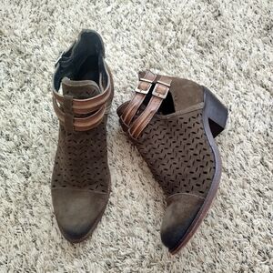 Circle G Ladies Olive Green Laser-Cut Suede Bootie sz 11